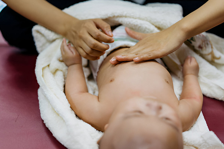 از روش های ماساژ شکم نوزاد برای درمان یبوست، حرکت دایره ای است. 